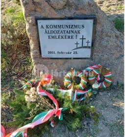 Hősi emlékmű és zászló