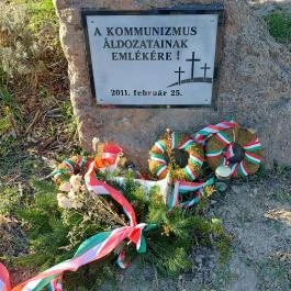 Hősi emlékmű és zászló, Pázmánd - Egyéb