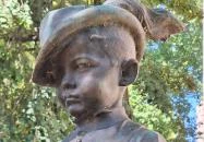 Hüvelyk Matyi szobra Baja