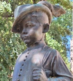 Hüvelyk Matyi szobra