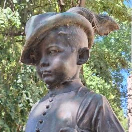 Hüvelyk Matyi szobra Baja - Egyéb