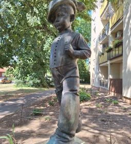 Hüvelyk Matyi szobra