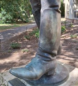 Hüvelyk Matyi szobra