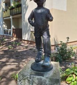 Hüvelyk Matyi szobra