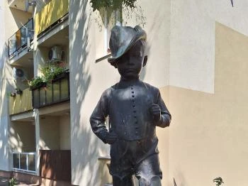 Hüvelyk Matyi szobra Baja