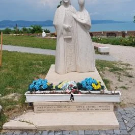 I. András és Anasztázia Hercegnő szobra, Tihany - Külső kép