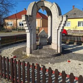 I. és II. világháborús emlékmű Rábaszentmiklós - Külső kép