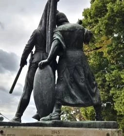 I. és II. világháborús emlékmű - Templom köz