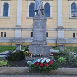 Hősi emlékmű Tass - Külső kép