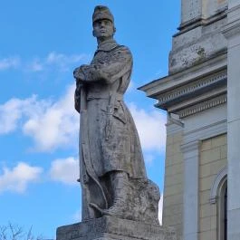 Hősi emlékmű, Tass - Egyéb