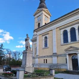 Hősi emlékmű Tass - Külső kép