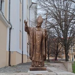 II. János Pál szobra Szekszárd - Külső kép
