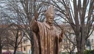 II. János Pál szobra Szekszárd - Külső kép