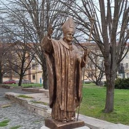 II. János Pál szobra Szekszárd - Külső kép