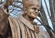 II. János Pál szobra Szekszárd