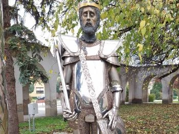 II. Lajos szobra Mohács