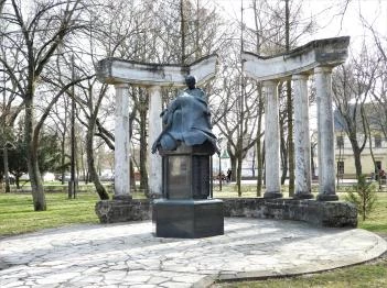 II. világháborús emlékmű Karcag