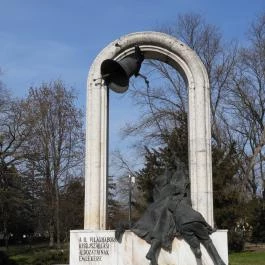 II. világháborús emlékmű Kisújszállás - Külső kép