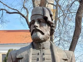 Illéssy János szobra Kisújszállás