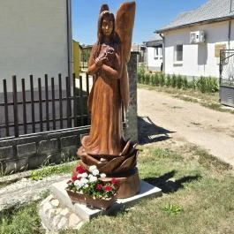 Iluska szobor, Jen? - Külső kép