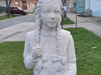 Iskolás kislány Törökbálint