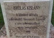 Iskolás kislány Törökbálint