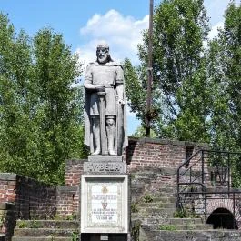 IV. Béla szobor Visegrád - Külső kép