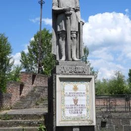 IV. Béla szobor Visegrád - Külső kép