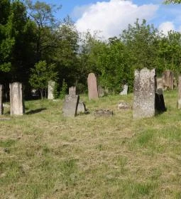 Izraelita temető & Holokauszt emlékmű