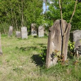Izraelita temető & Holokauszt emlékmű Cigánd - Külső kép