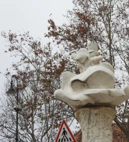 János vitéz-díszkút