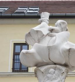 János vitéz-díszkút