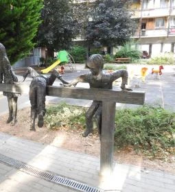 Játszó gyerekek szobra