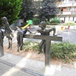 Játszó gyerekek szobra Esztergom - Külső kép