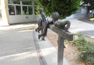 Játszó gyerekek szobra Esztergom