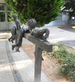 Játszó gyerekek szobra