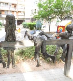 Játszó gyerekek szobra