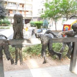 Játszó gyerekek szobra Esztergom - Külső kép