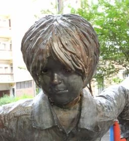 Játszó gyerekek szobra