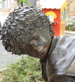 Játszó gyerekek szobra