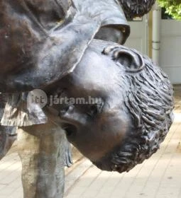 Játszó gyerekek szobra