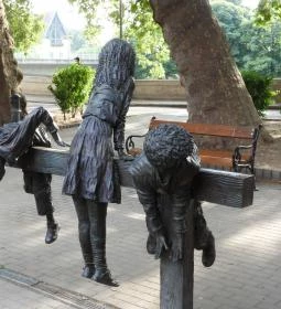 Játszó gyerekek szobra