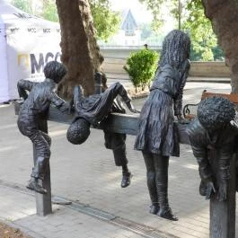 Játszó gyerekek szobra Esztergom - Külső kép