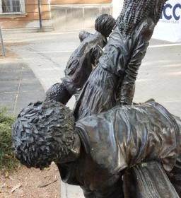 Játszó gyerekek szobra