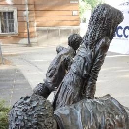 Játszó gyerekek szobra Esztergom - Külső kép