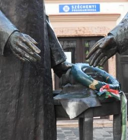 Jedlik Ányos és Czuczor Gergely szobra 