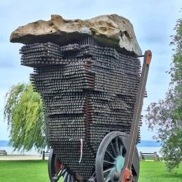 József Attila Emlékmű Balatonszárszó - Külső kép