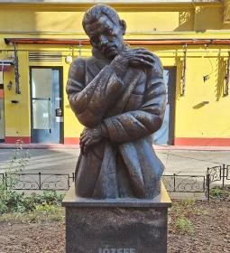 József Attila mellszobor