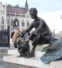 József Attila szobra 