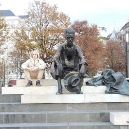 József Attila szobra Budapest - Külső kép
